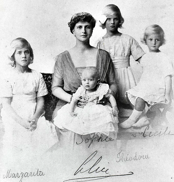 Victoria Alice Elisabeth Julia Maria Mountbatten et ses 4 filles - 1914&
